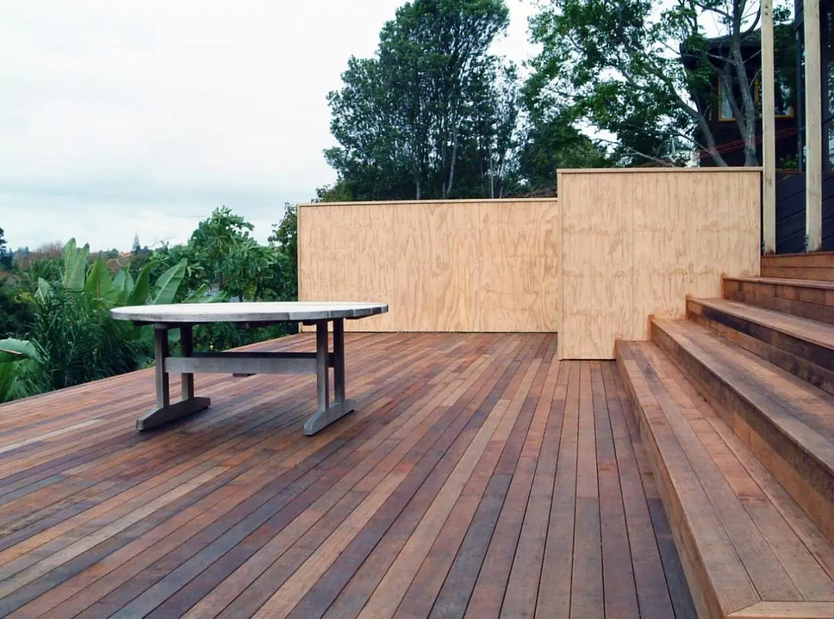 Kwila timber deck with pine privacy screen.